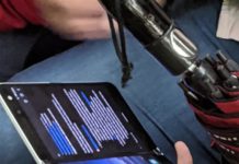 비디오에 Google지도를 실행하는 이중 화면 Surface Duo 표시