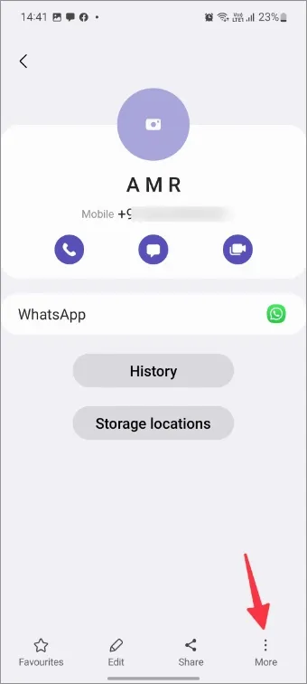 åpne mer-menyen i kontakter-appen på galaxy-telefonen