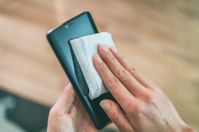 Samsung Phone mit einem trockenen Tuch reinigen