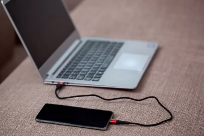 Lade telefonen via datamaskinen