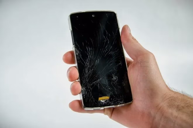 En telefon med sprukket skjerm